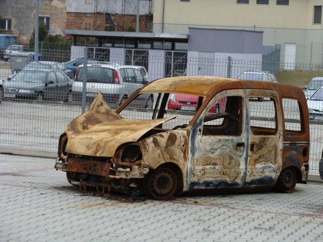 Na policyjnym parkingu straszą wraki aut, które całkowicie strawił ogień