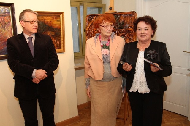 Zyta Trych, prezes Towarzystwa  Przyjaciół Sztuk Pięknych, Maria Salus wiceprezes i Jan Główka, dyrektor Muzeum Historii z dumą przedstawiali wszystkich autorów.