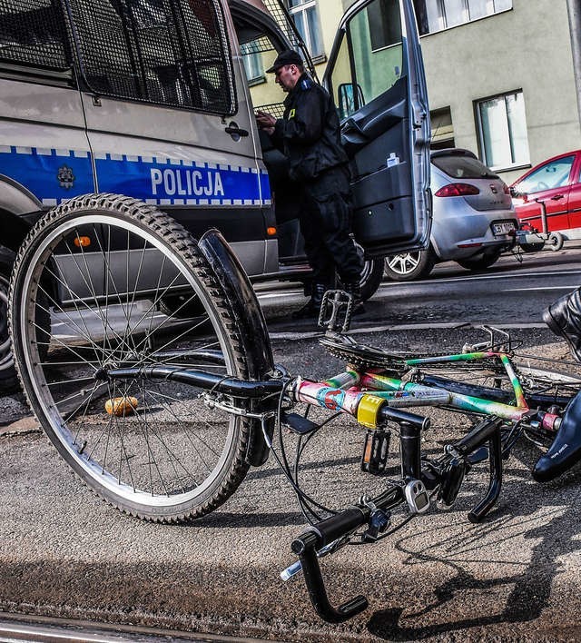 Poruszający się rowerami, podobnie jak piesi i motocykliści, to osoby najbardziej narażone na urazy