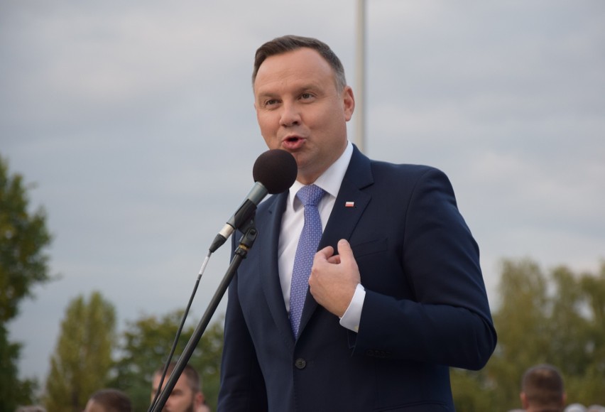 Andrzej Duda – skandowali sympatycy prezydenta RP w Oświęcimiu. Konstytucja – grzmiał KOD  