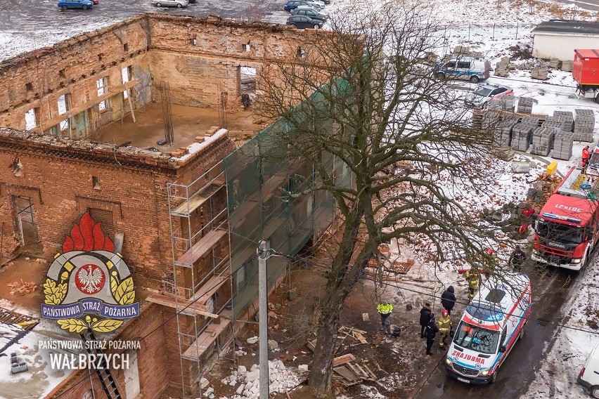 Zawaliła się ściana dworca w Wałbrzychu. Trzy osoby zostały ranne! [ZDJĘCIA]
