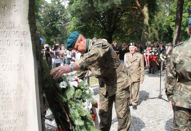 Przy pomniku Poległych Żołnierzy, kwiaty składali między innymi świętokrzyscy samorządowcy, byli żołnierze Armii Krajowej i liczne grono kielczan.