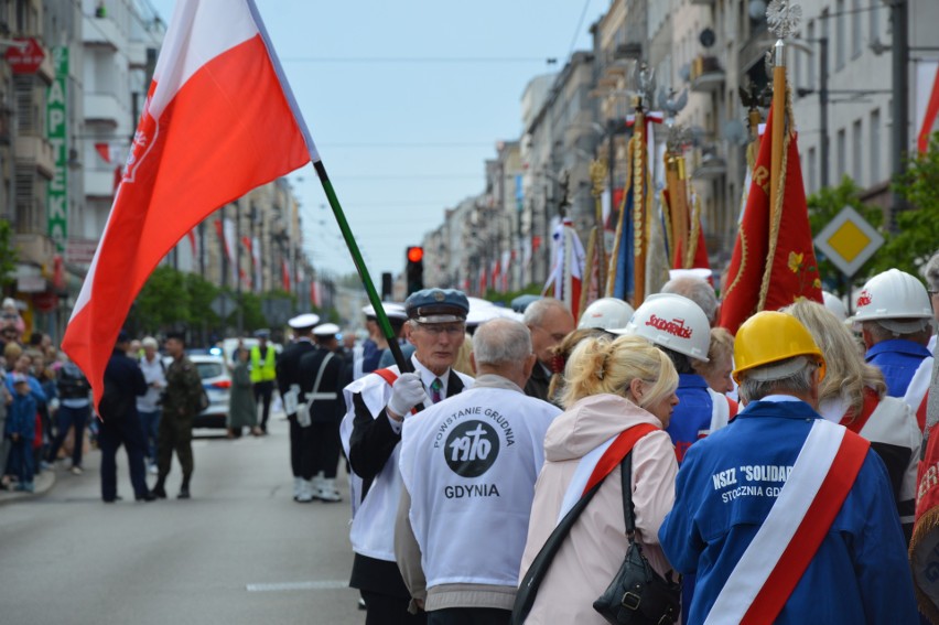 Obchody Święta 3 Maja w Gdyni. Flaga na maszcie i salut świąteczny ORP Błyskawica [zdjęcia]