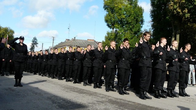 Uroczyste ślubowanie klas pierwszych, mundurowych miało miejsce w sobotę na rynku w Solcu nad Wisłą