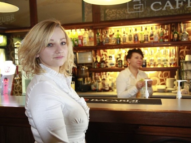 Wioletta Pasiecznik bardzo cieszy się z wprowadzonego zakazu palenia w lokalach. Dzięki temu może pracować w pomieszczeniach bez dymu.