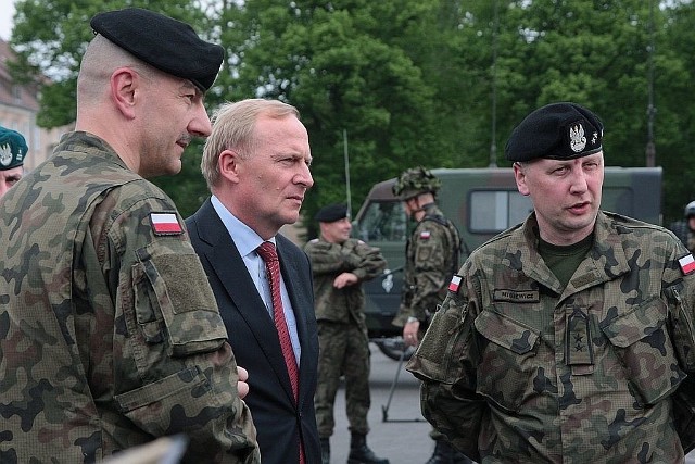 Wiceminister obrony Czesław Mroczek (w środku) odwiedził we wtorek międzyrzecką brygadę. Z jej dowódcą gen. bryg. Rajmundem T. Andrzejczakiem (z lewej) rozmawiał m.in. o wprowadzeniu w jednym z batalionów cyfrowego systemu zarządzania polem walki.