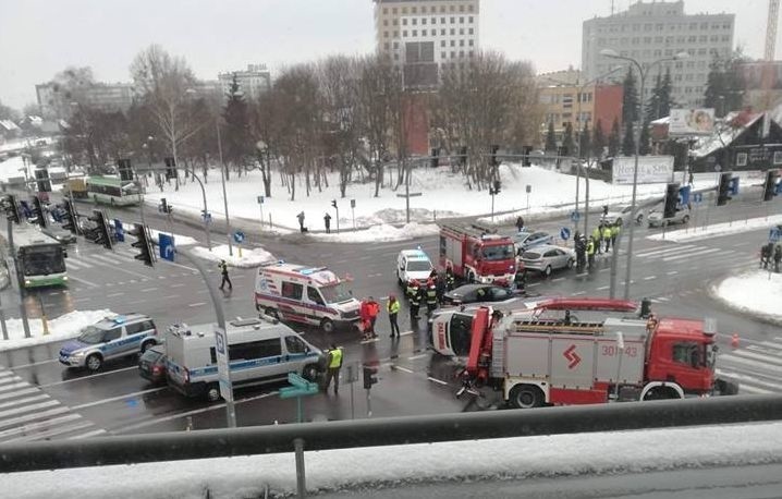 Wypadek karetki na ulicy Waszyngtona. W zdarzeniu drogowym udział brały trzy samochody [ZDJĘCIA, WIDEO]