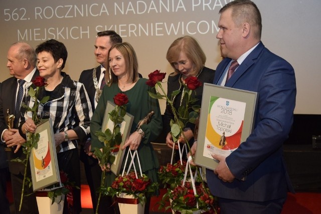 Gala z okazji 562. rocznicy nadania praw miejskich Skierniewicom odbyła się we wtorek, 19 lutego w Kinoteatrze Polonez. Wręczono tytuły Pereł Skierniewic, Ambasadorów Miasta Skierniewice i Wokulskich Roku 2018. Był również program artystyczny, a na koniec tort urodzinowy, pokrojony przez prezydenta Krzysztofa Jażdżyka i przewodniczącego rady miasta Andrzeja Melona.