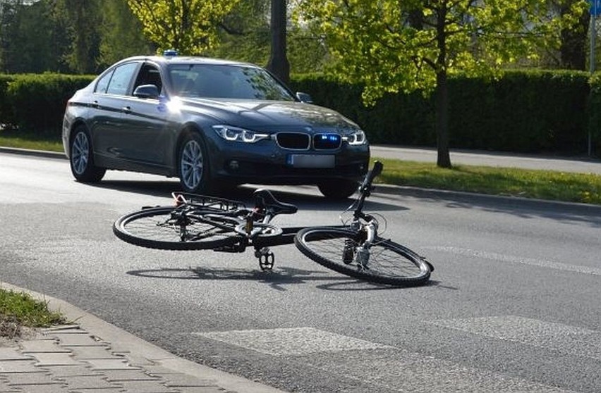 Wypadek w Radomiu. Rowerzystka potrącona przez kierującą oplem na rondzie księdza Kotlarza. Kto miał zielone światło?