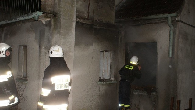 Strażacy musieli ugasić pożar na parterze budynku.
