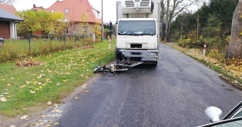 Śmiertelny wypadek w Barcinie. Motorowerzysta wjechał pod ciężarówkę