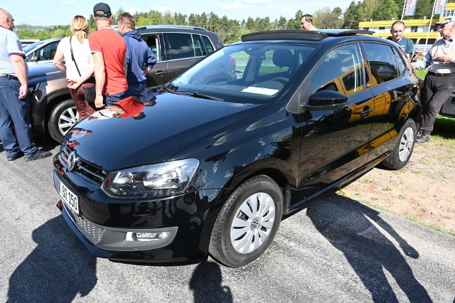 Mnóstwo aut z całego województwa i nie tylko wystawionych zostało do sprzedaży na giełdzie w Miedzianej Górze koło Kielc w niedzielę, 8 maja. Błyszczące i wypolerowane samochody przyciągały kupujących.  Wybór marek i modeli był ogromny. Ofertę uzupełniały motocykle. Zobaczcie, na kolejnych slajdach, jakie były ich ceny i wokół których był ruch>>> 