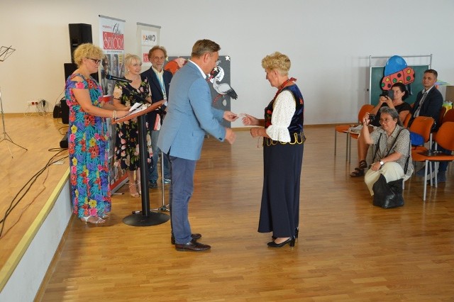 W czasie inauguracji Og&oacute;lnopolskiej Karty Seniora w Jedlni-Letnisku pierwsze karty dostali r&oacute;wnież mieszkańcy gminy.