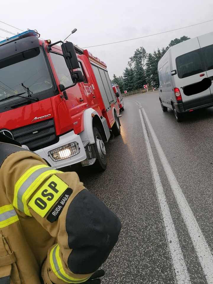 Dachowanie w Kowali, kierująca straciła panowanie nad samochodem. Uważajcie na drogach, po deszczu jest ślisko