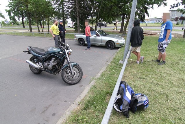 Wypadek na Krzywoustego. Motocyklista potrącił chłopaka myjącego szyby na skrzyżowaniu.
