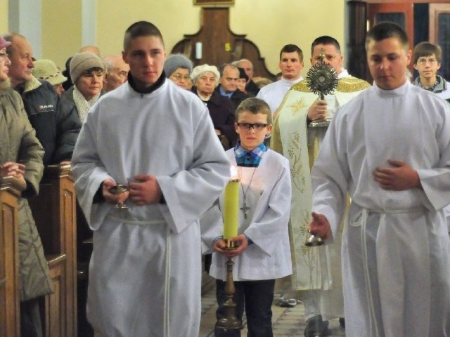 Relikwie błogosławionego Jana Pawła II wnoszone do Klasztoru Ojców Dominikanów w Tarnobrzegu. Msza święta podczas, której zaprezentowano dar kardynała Stanisława Dziwisza odbyła się w sobotni wieczór.
