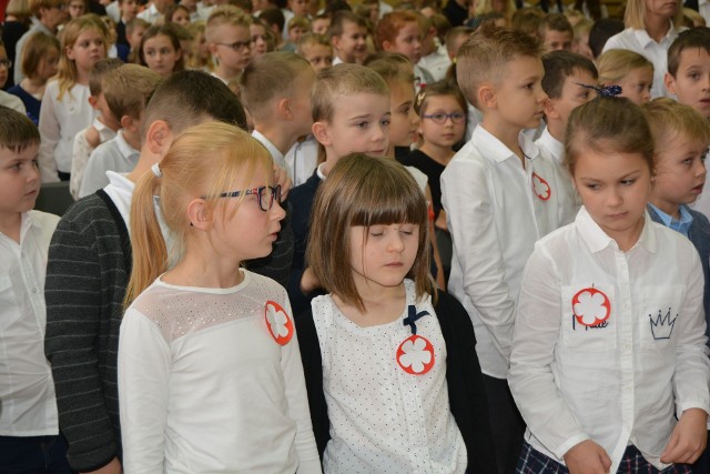 Szkoła Podstawowa nr 1 w Ostrołęce włączyła się do ogólnopolskiej akcji "Szkoła do hymnu".