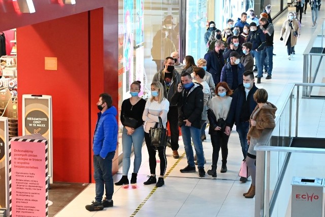 Tłumy ludzi ruszyły w niedzielę, 13 grudnia na zakupy do galerii Echo oraz Korona w Kielcach. Zdecydowanie największe oblężenie przeżywał sklep Home & You, w którym klienci kupowali mnóstwo świątecznych dekoracji, długie kolejki ustawiły się także przed sklepem Action w galerii Korona oraz TK Maxx w galerii Echo. Ciekawie wyglądała strefa food. Ponieważ klienci mogli kupować jedzenie tylko na wynos, mnóstwo osób z kanapkami, frytkami czy kebabami w dłoniach "okupowało" korytarze galerii i na stojąco spożywało posiłki. Zobaczcie naszą fotorelację z niedzielnego szaleństwa w kieleckich galeriach handlowych>>>>