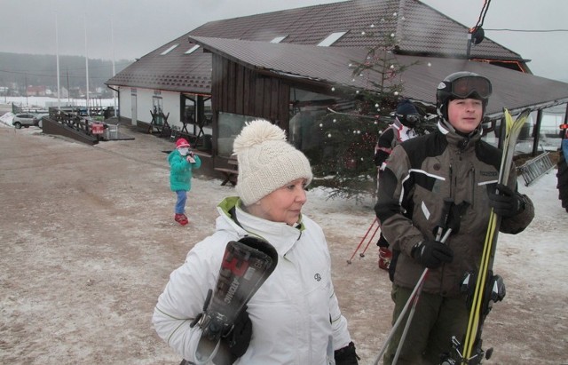 Elżbieta Brzezińska i Krzysztof Maciejewski stwierdzili, że świętokrzyskie stoki nie mają sobie równych. W świąteczne przedpołudnie nie odstraszyła ich pogoda i odwiedzili Niestachów.