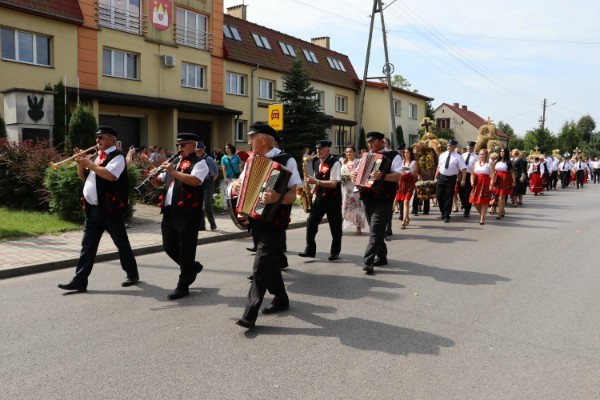 Wspaniałe Dożynki Powiatu Włoszczowskiego. Wieniec z Radkowa będzie reprezentował powiat w województwie. Zobaczcie zdjęcia