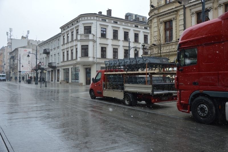 Ławki znikają z ul. Piotrkowskiej. Kilkadziesiąt ulicznych ławek oraz stojaków rowerowych zniknęło już wczoraj [zdjęcia]