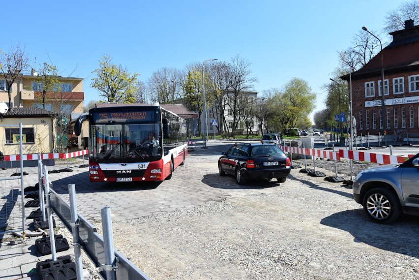 Objazd dla zamkniętego odcinka ul. Oleskiej prowadzi przez...