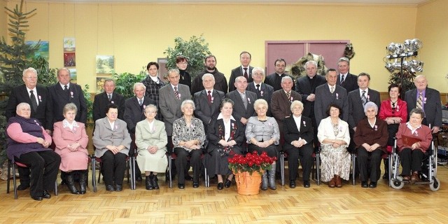 Złote pary małżeńskie na uroczystości w Miejskim Domu Kultury w Oleśnie