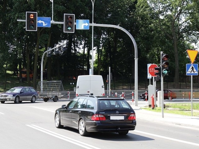 W ciągu dnia na skrzyżowaniu sygnalizacja świetlna bardzo się przydaje. W nocy jednak nie ma tu ruchu i praktycznie mogłaby być wyłączona.