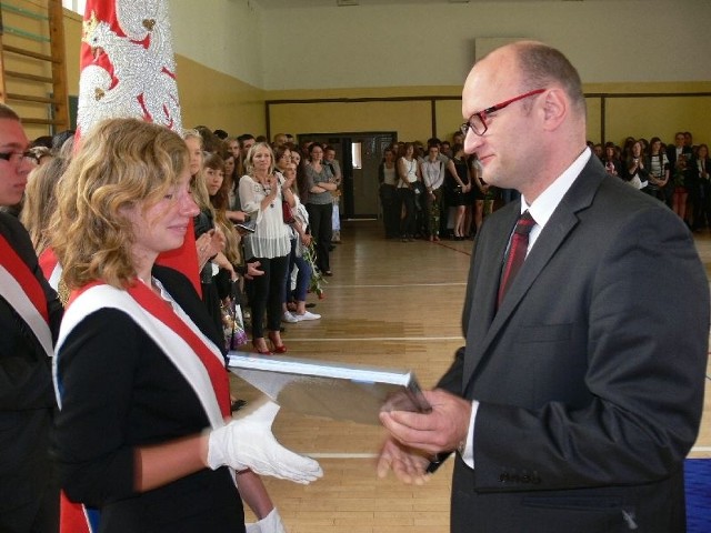 Anna Czajka, najlepsza uczennica i laureatka stypendium premiera odbiera gratulacje od Pawła Buryły, dyrektora III Liceum imienia Stanisława Staszica w Skarżysku.