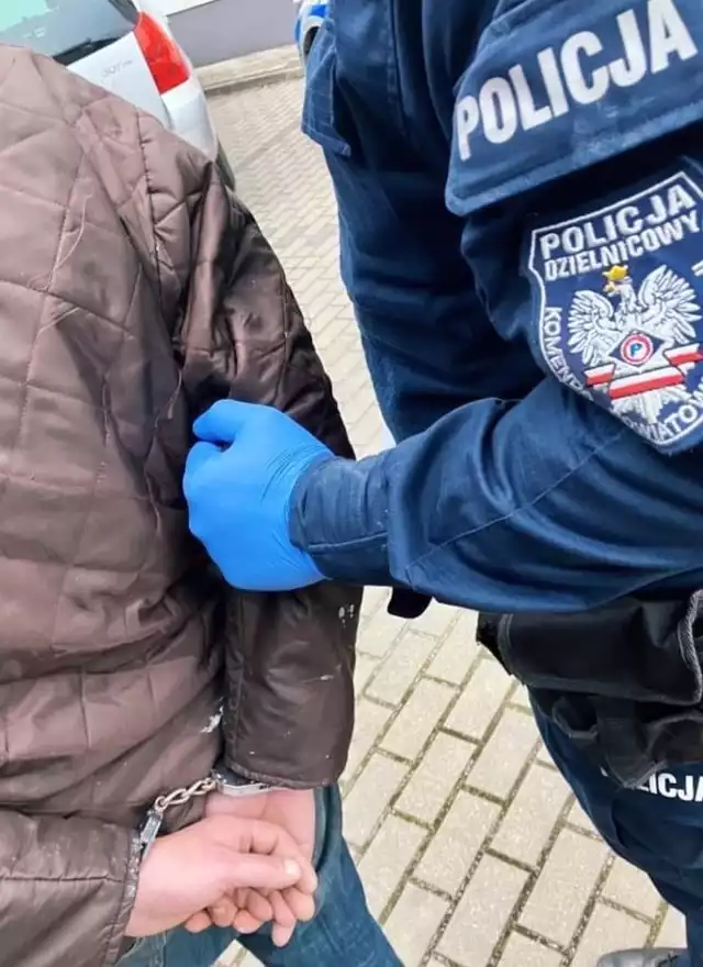 Policjanci - wspierani przez przewodnika z psem - szybko ustalili, kto stoi za tymi włamaniami. Mężczyzna wpadł w ręce dzielnicowych, kiedy pił alkohol przy jednym ze sklepów w gminie Sokoły