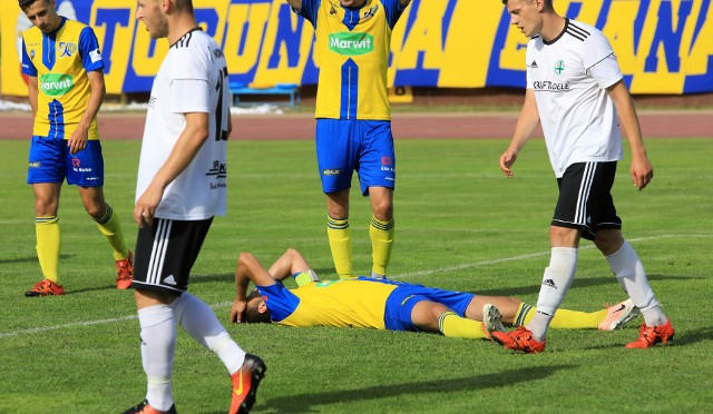 W Toruniu już były przygotowane szampany, kibice szykowali się do fety, ale lider III ligi zagrał fatalny mecz.Elana Toruń - KP Starogard Gdański 0:3 (0:2). Bramki: Dawid Retlewski (5),. Wojciech Zyska (39), Karol Zieliński (83). Strzelec pierwszego gola, to wychowanek zespołu z bydgoskich Wyżyn.Awans rozstrzygnie się dopiero w ostatniej kolejce, gdy Elana pojedzie do Unii Solec Kujawski. Teraz Torunianie mają 1 pkt przewagi nad Świtem Skolwin.Chemik Moderator Bydgoszcz, który awans do III ligi zapewnił sobie w środę, w sobotę zremisował bezbramkowo na wyjeździe z Legią Chełmża.W środę o 17.00 podejmie na boisku przy ul. Glinki Elanę Toruń. To będzie rewanżowe spotkanie finału Regionalnego Pucharu Polski. W minioną środę chemicy przegrali w pierwszym meczu 2:5.ZOBACZ JAK ELANA „ODŁOŻYŁA” SWÓJ AWANS DO II LIGI >>>>>