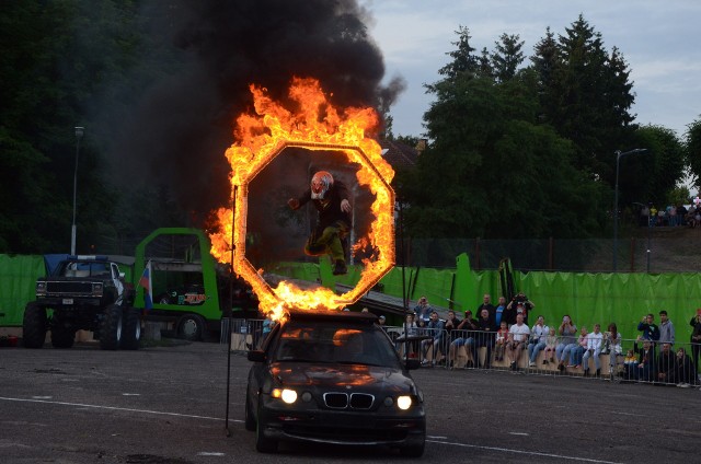 Wczoraj kaskaderzy z Extrem Cascaders Team opanowali Kaczy Dołek w Miastku. Wyjątkowy pokaz przyszło obejrzeć wielu mieszkańców miasta i nie tylko miłośnicy motoryzacji. Każdy mógł poczuć się jak bohater filmu akcji.