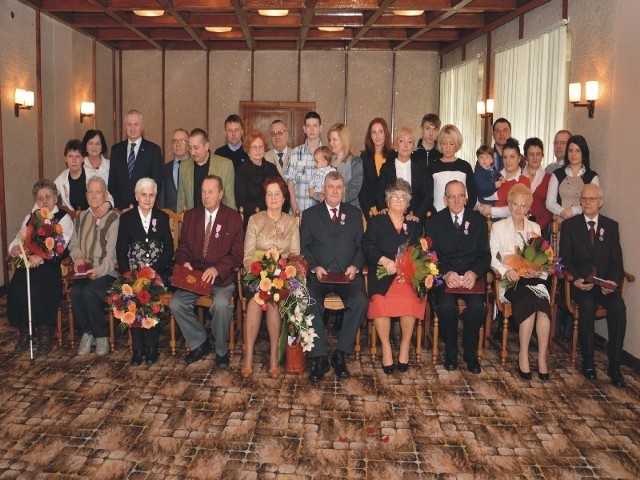 Pamiątkowa fotografia jubilatów z dziećmi, wnukami, prawnukami oraz prezydentem Przemyśla.