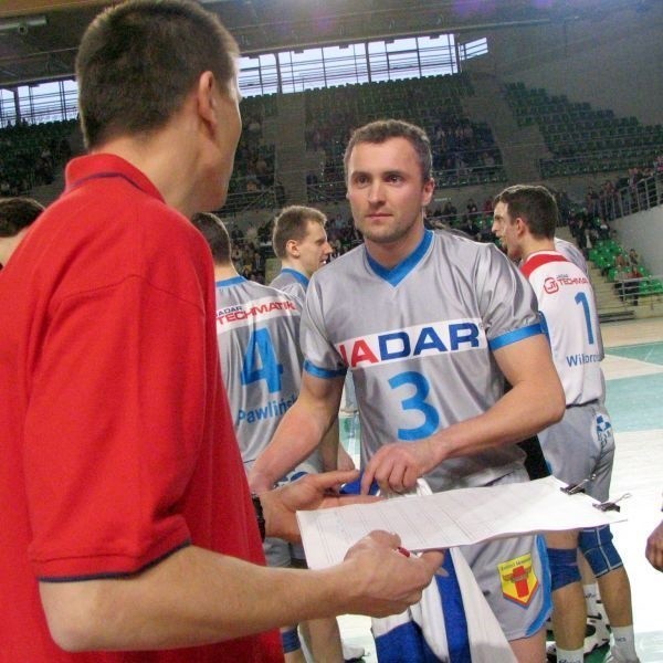 Przejście Krzysztofa Stańca (na zdjęciu przodem) do WTS Warka będzie hitem transferowym.