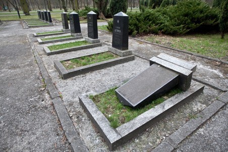 W parku Poniatowskiego został przewrócony jeden z nagrobków.