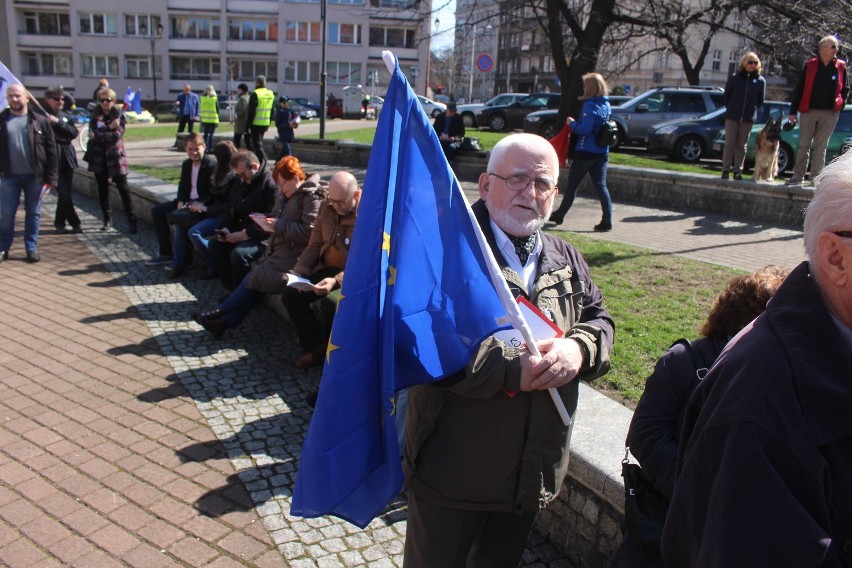 Działacze i sympatycy KOD manifestują w Katowicach na placu...