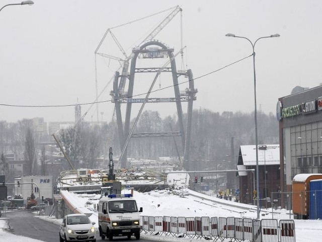 Choć pylon "omega&#8221; nie jest jeszcze gotowy, to już trwają prace nad instalacją na nim wyjątkowej atrakcji turystycznej