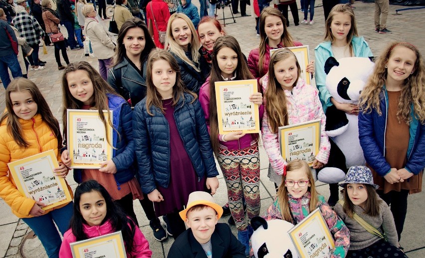 Grupa uczestników z Młodzieżowego Domu Kultury w Kielcach:...