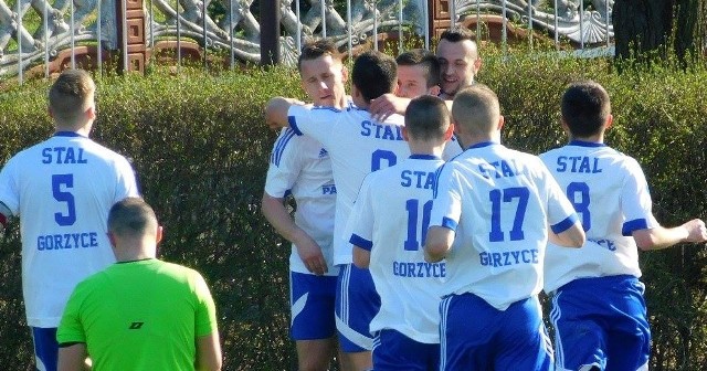 Piłkarze Stali Gorzyce (biało-niebieskie stroje) zapisali na swoim koncie niezwykle ważne trzy punkty. Wygrana nad KS Wiązownicą raduje, ale jeszcze bardziej dobra gra całego zespołu.