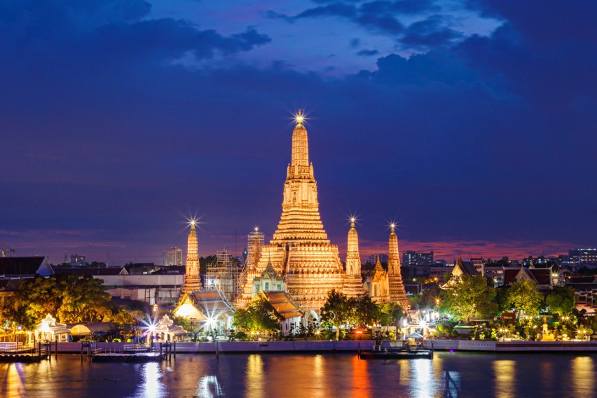 Wat Arun w Bangkoku po zmierzchu. Bangkok nigdy nie zasypia...