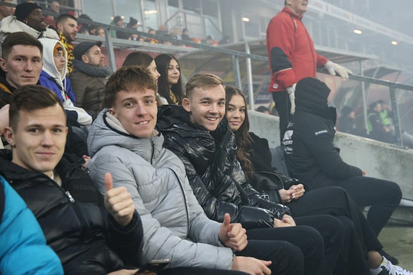 Kibice Korony Kielce mocno wspierali dopingiem swój zespół w zwycięskim meczu z ŁKS Łódź w PKO BP Ekstraklasie. Zobacz nowe zdjęcia