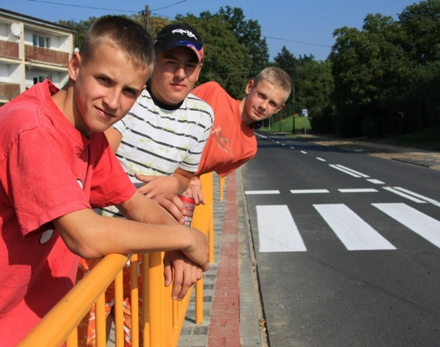- Dzięki chodnikowi, barierkom i liniom na drodze w naszej wsi jest znacznie bezpieczniej - mówią (od lewej): Mateusz Stępień, Dawid Ostaszewski i Filip Sawoch z Nowego Gorzycka