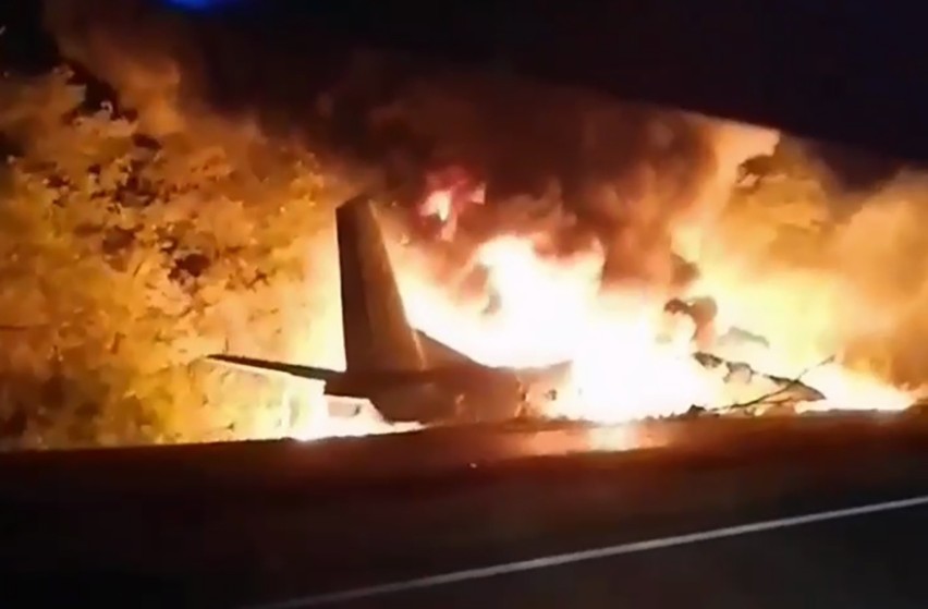 Katastrofa samolotu na Ukrainie, 26 osób nie żyje. Dwóch mężczyzn wyskoczyło z maszyny, jeden przeżył (VIDEO)