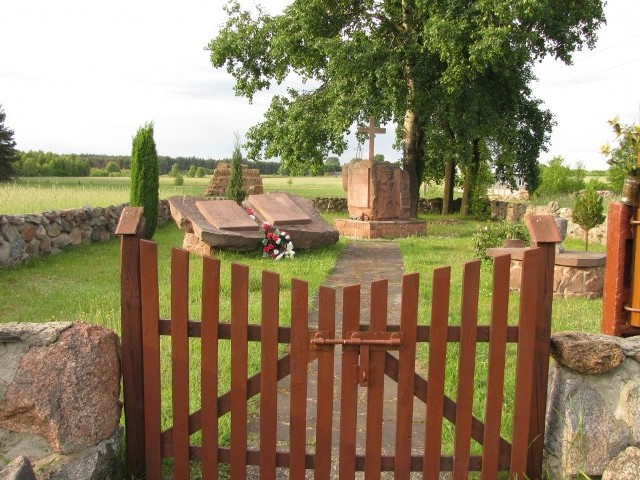 Powstańczy cmentarz w Kolonii Ossa, w gminie Odrzywół, przejdzie renowację.