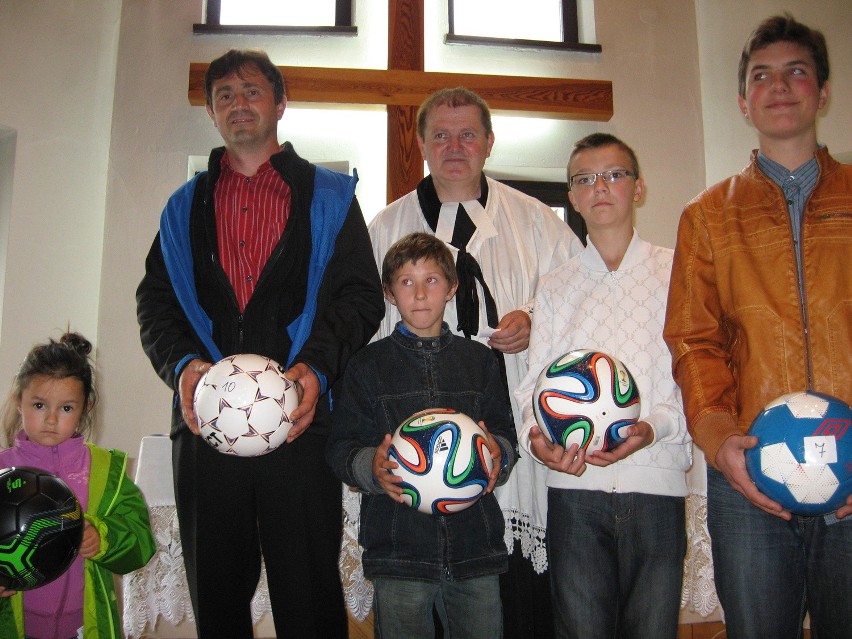 Piłki Brazuka zostały rozlosowane w parafii w Szczyrku