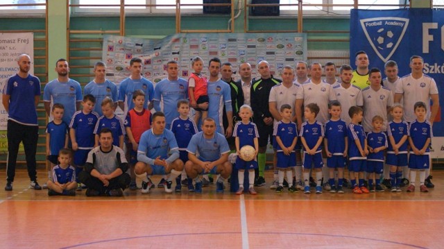 Uczestnicy meczu o Super Puchar, czyli Simset.Net mistrz Jędrzejowskiej Ligi Futsalu  oraz Elmar, zdobywca Pucharu Ligi.