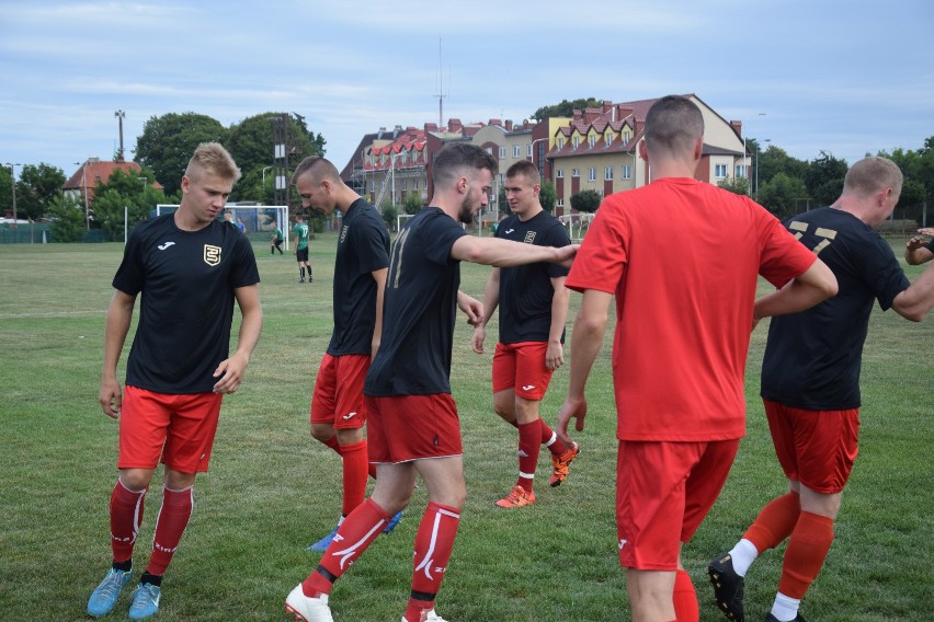 Mecz B-klasowej piłki nożnej na stadionie w Świebodzinie:...