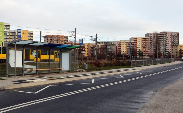 Pętla autobusowa „Turkusowa” czeka na autobusy. W próbach autobusy 18-metrowe nie miały kłopotów z przejazdem. O ile auta osobowe nie utrudnią ruchu w rejonie nowej pętli   