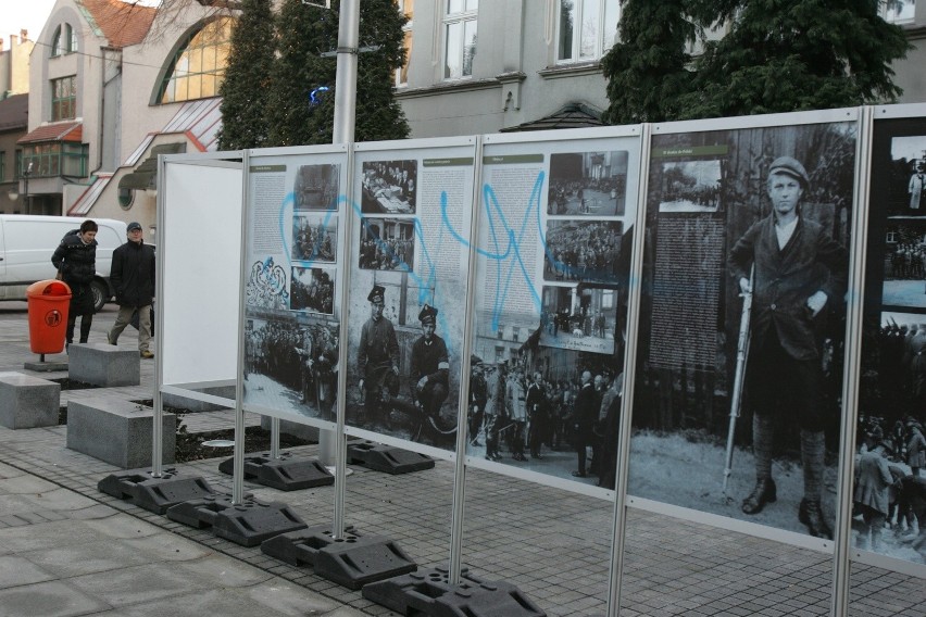 Wandale zniszczyli wystawę o Auguście Hlondzie na Mariackiej w Katowicach [ZDJĘCIA]