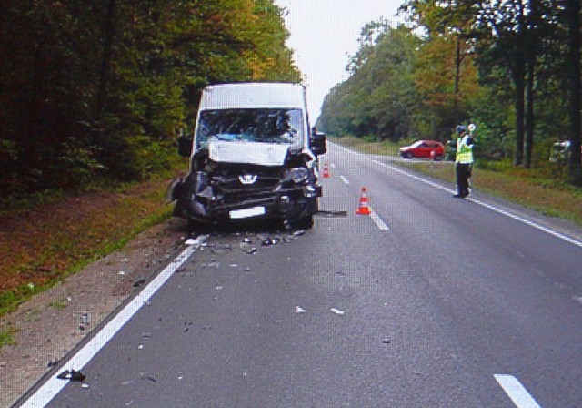 Zniszczona maska dostawczego peugeot, który staranował osobowego busa.